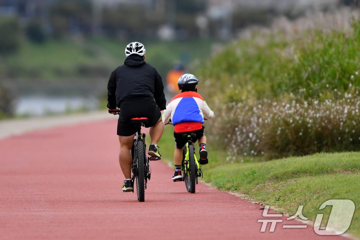 아빠와 함께 산책 나온 어린이가 가을을 만끽하고 있다. 2024.10.6/뉴스1 ⓒ News1 최창호 기자