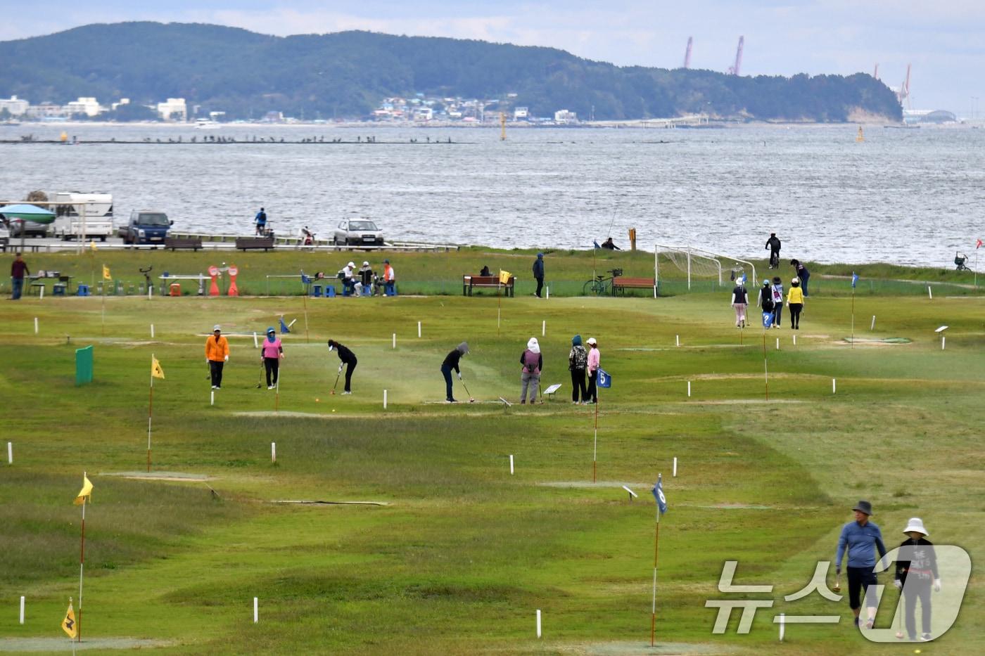 지난 6일 오후 경북 포항시 남구 형산강 파크골프장에서 시민들이 즐거운 시간을 보내고 있다. /뉴스1 ⓒ News1 최창호 기자