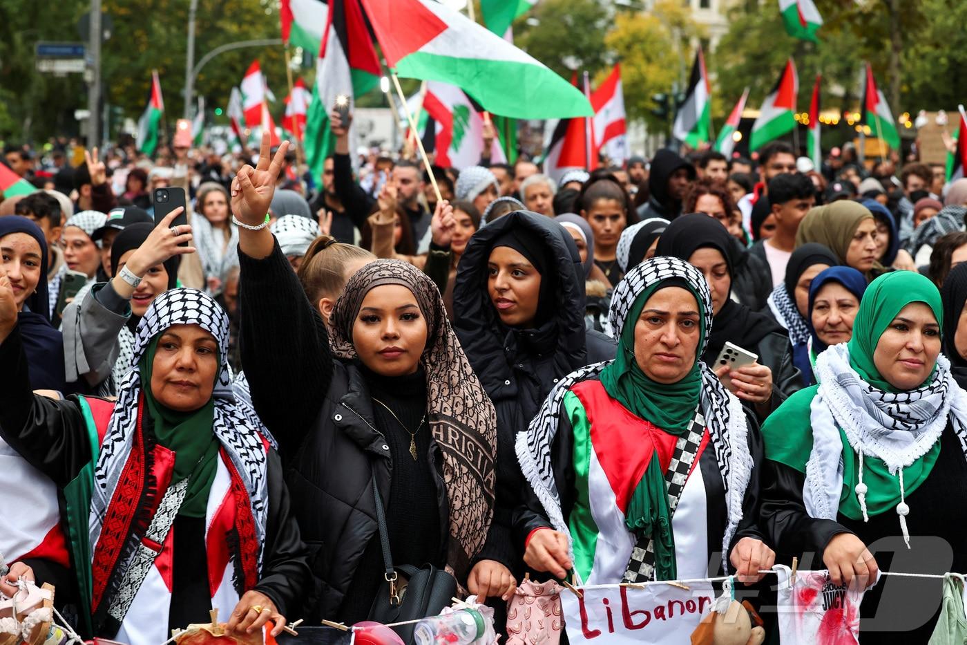 5일(현지시간) 독일 베를린에서 열린 팔레스타인 지지 시위에서 참가자들이 행진하고 있다. 2024.10.05 ⓒ 로이터=뉴스1 ⓒ News1 김지완 기자