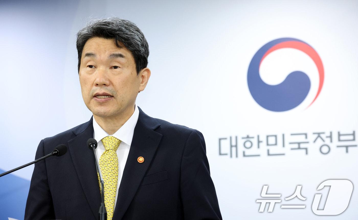 이주호 사회부총리 겸 교육부 장관이 6일 오후 서울 종로구 세종대로 정부서울청사에서 의과대학 학사 정상화를 위한 비상 대책(안) 발표를 하고 있다. 2024.10.6/뉴스1 ⓒ News1 김명섭 기자