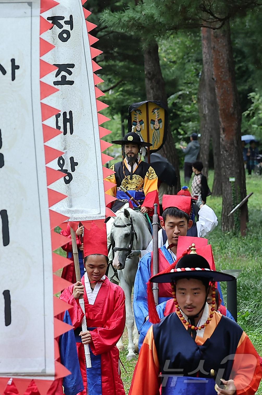 본문 이미지 - '2024 정조대왕 능행차 공동재현' 행사가 열린 6일 오후 경기 수원시 장안구 노송지대에서 능행차 행렬이 화성행궁으로 향하고 있다. 2024.10.6/뉴스1 ⓒ News1 김진환 기자