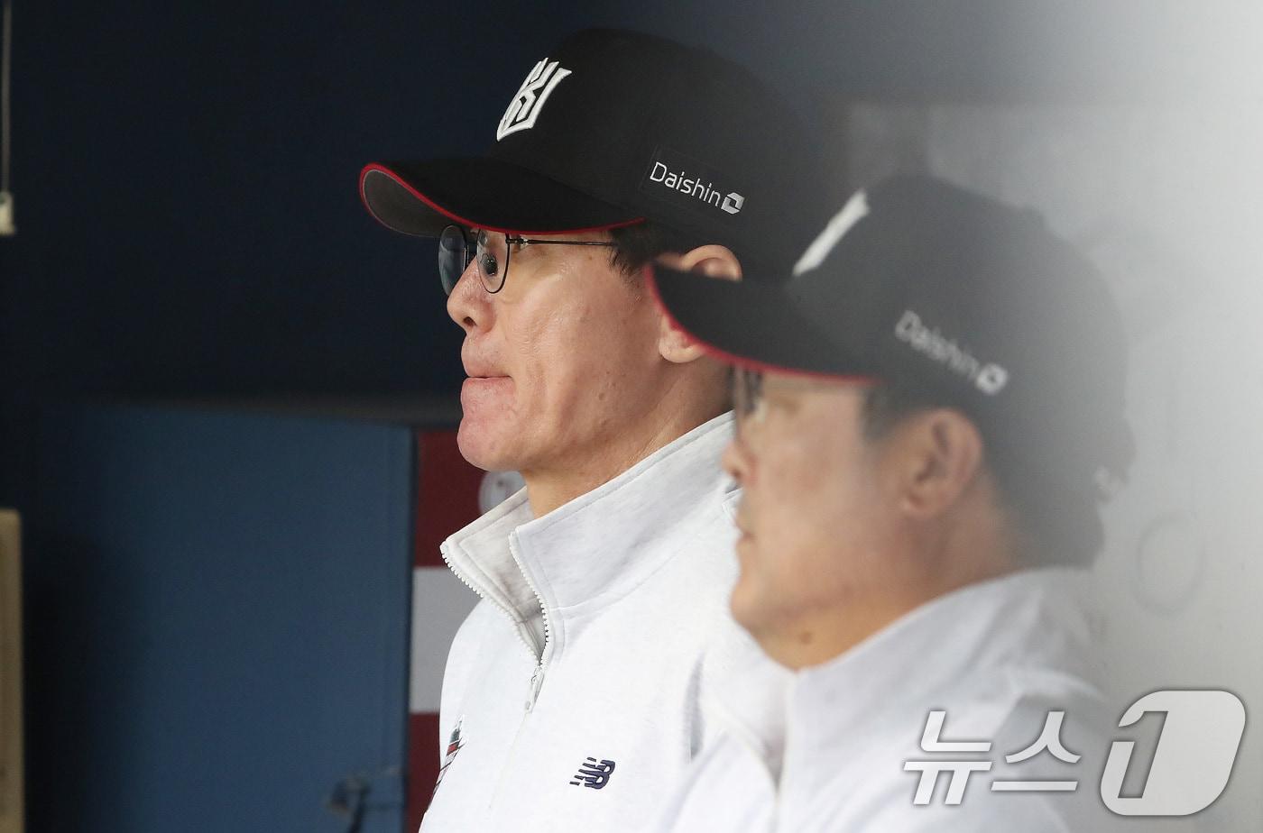 본문 이미지 - 6일 오후 서울 송파구 잠실야구장에서 열린 프로야구 '2024 신한 SOL 뱅크 KBO 포스트시즌' 준플레이오프 2차전 kt 위즈와 LG 트윈스의 경기에서 KT 이강철 감독이 경기를 바라보고 있다. 2024.10.6/뉴스1 ⓒ News1 임세영 기자