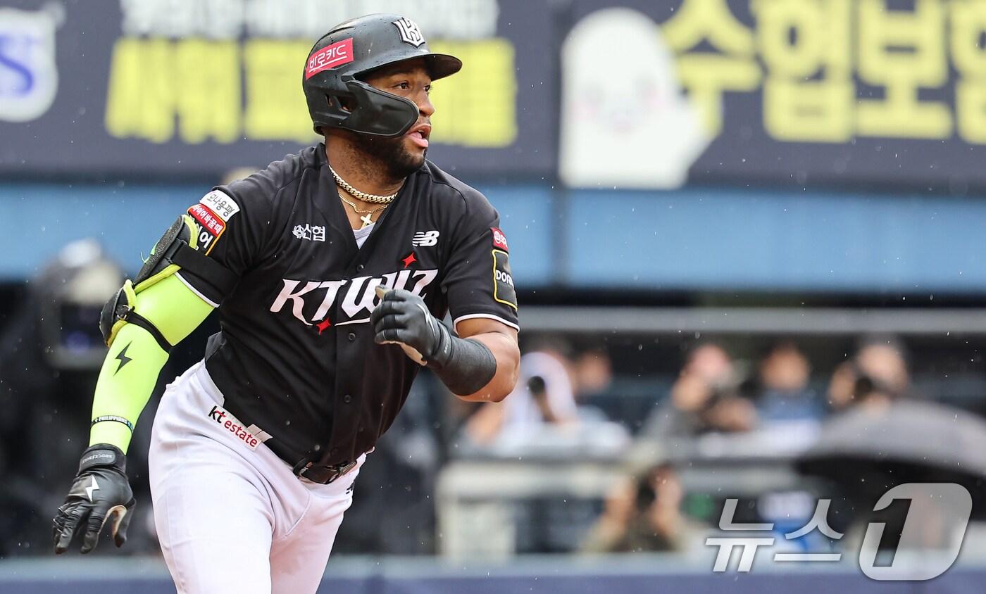 본문 이미지 - KT 위즈와 재계약한 멜 로하스 주니어. /뉴스1 DB ⓒ News1 김도우 기자