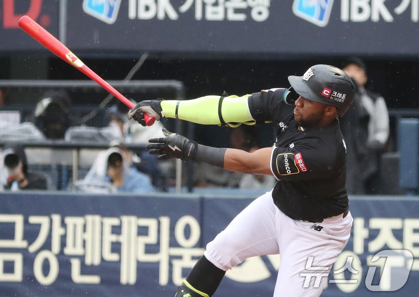 6일 오후 서울 송파구 잠실야구장에서 열린 프로야구 '2024 신한 SOL 뱅크 KBO 포스트시즌' 준플레이오프 2차전 kt 위즈와 LG 트윈스의 경기 3회초 무사 1루 상황 KT 로하스가 LG 임찬규를 상대로 안타를 치고 있다. 2024.10.6/뉴스1 ⓒ News1 임세영 기자