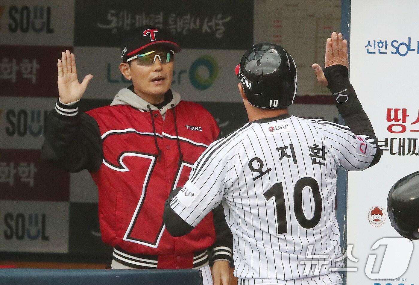 6일 오후 서울 송파구 잠실야구장에서 열린 프로야구 '2024 신한 SOL 뱅크 KBO 포스트시즌' 준플레이오프 2차전 kt 위즈와 LG 트윈스의 경기 4회말 1사 3루 상황 LG 염경엽 감독이 박동원의 역전 1타점 적시2루타때 득점한 오지환을 반기고 있다. 2024.10.6/뉴스1 ⓒ News1 임세영 기자