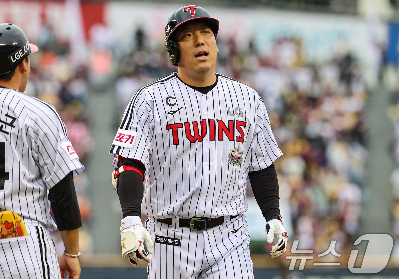 본문 이미지 - 6일 오후 서울 송파구 잠실야구장에서 열린 프로야구 '2024 신한 SOL 뱅크 KBO 포스트시즌' 준플레이오프 2차전 kt 위즈와 LG 트윈스의 경기, 5회말 2사 2,3루 상황에서 LG 김현수가 중견수 뜬공으로 아웃되자 아쉬워하고 있다.2024.10.6/뉴스1 ⓒ News1 김도우 기자