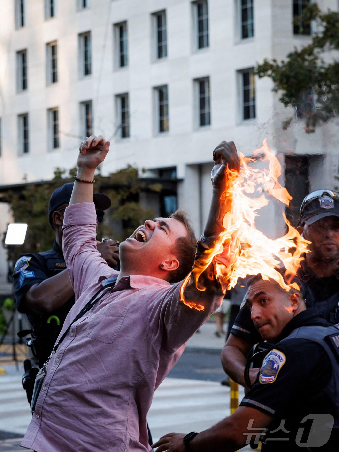 본문 이미지 - 5일(현지시간) 미국 워싱턴 백악관 인근에서 벌어진 반(反) 이스라엘 시위에서 사진기자인 새무엘 메나가 시위 현장에 접근해 자신의 몸에 불을 붙였다. 2024.10.05 ⓒ AFP=뉴스1 ⓒ News1 최종일 기자