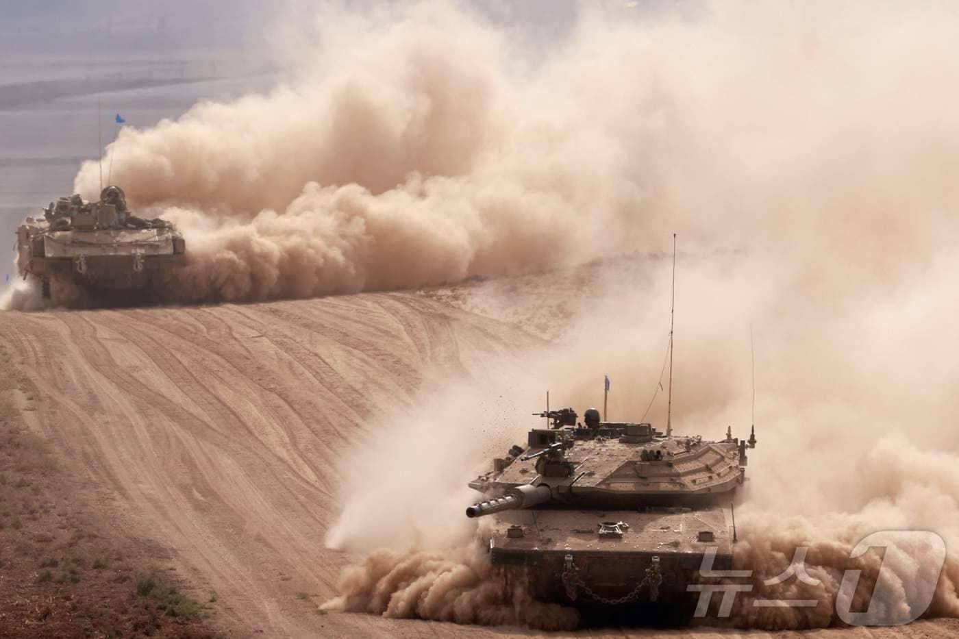 6일(현지시간) 이스라엘과 가자지구 국경에서 이스라엘 육군 탱크가 기동하고 있다. 이날 이스라엘 군은 팔레스타인 무장정파 하마스가 다시 재건할 조짐을 보이자 이에 대한 대응으로 가자지구 북부의 자발리야를 포위했다고 밝혔다. 2024.10.06. ⓒ AFP=뉴스1 ⓒ News1 김지완 기자