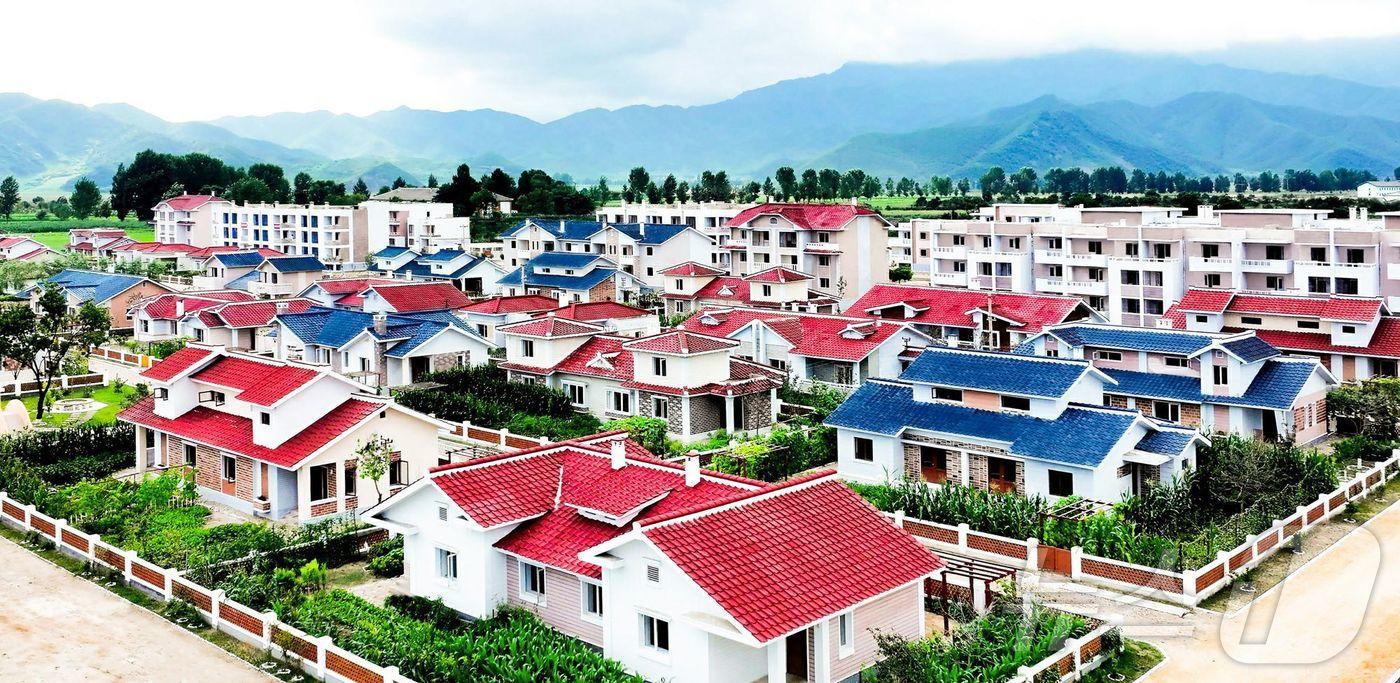 (평양 노동신문=뉴스1) = 북한 노동당 기관지 노동신문은 7일 "올해에 들어와 현재까지 141개 시, 군에서 4만1600여 세대가 새집들이를 진행했다＂고 보도했다. [국내에서만 사용가능. 재배포 금지. DB 금지. For Use Only in the Republic of Korea. Redistribution Prohibited] rodongphoto@news1.kr