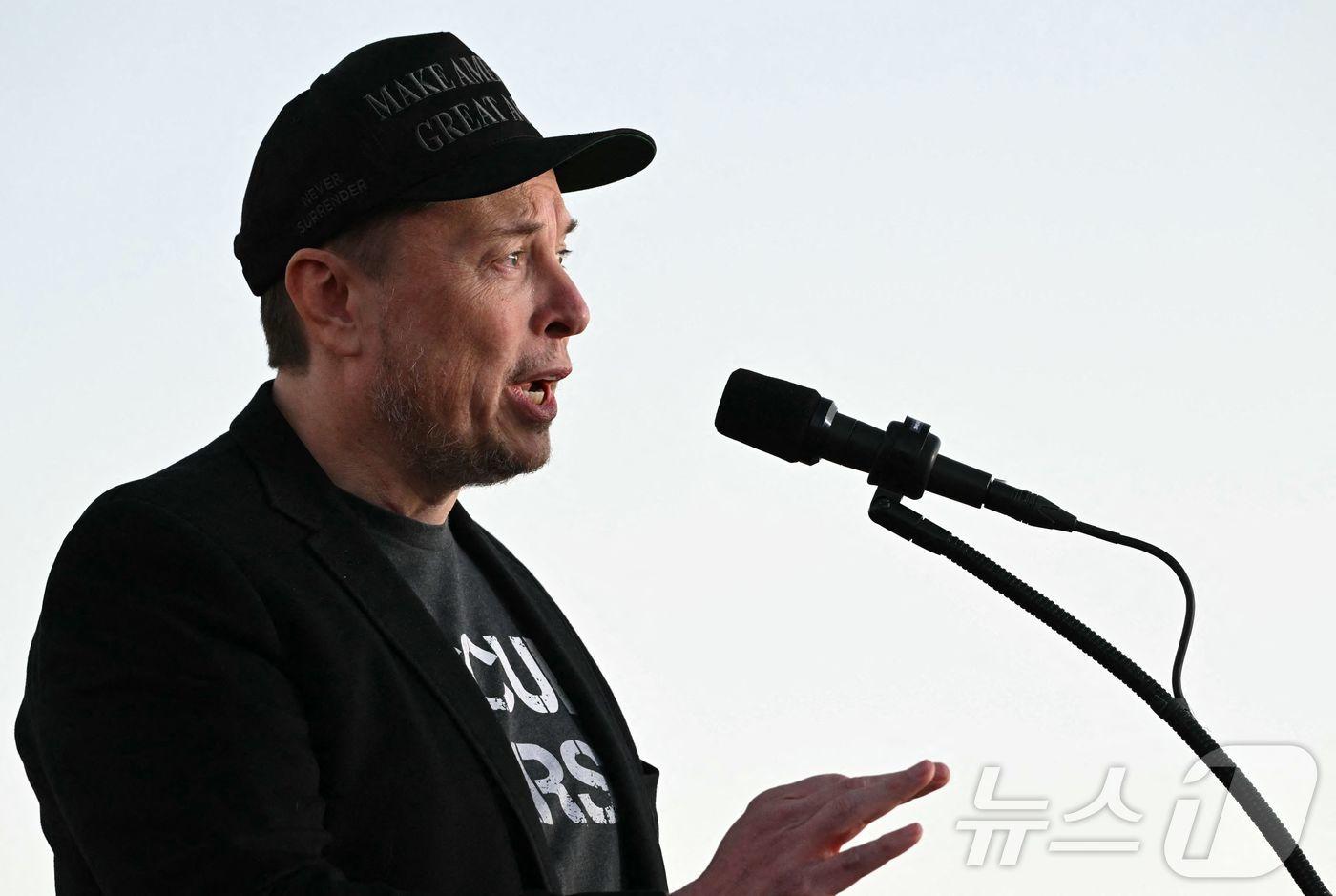 5일(현지시간) 미국 공화당 대선후보인 도널드 트럼프 전 대통령(왼쪽)의 선거 유세에 참석한 일론 머스크 테슬라 최고경영자(CEO)가 연설을 하고 있다. ⓒ AFP=뉴스1 ⓒ News1 박형기 기자