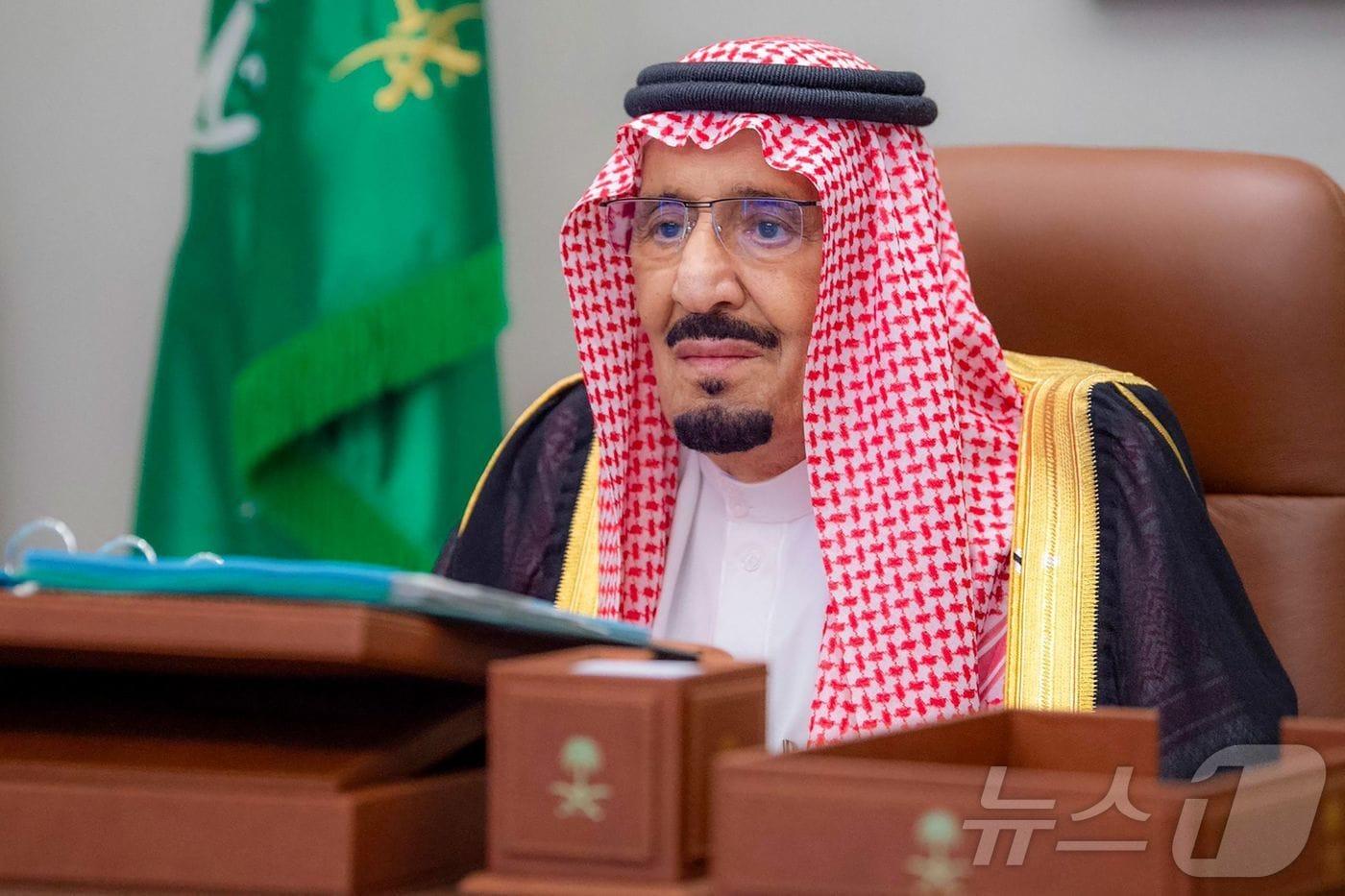 본문 이미지 - 살만 빈 압둘아지즈 알사우드 사우디아라비아 국왕이 지난 5월28일(현지시간) 제다에서 화상내각회의를 주재하고 있다. 이 회의는 왕실이 국왕이 폐렴에 걸렸고 항생제 치료를 받고 있다고 말한지 약 10일 후 열렸다. 2024.05.28. ⓒ AFP=뉴스1