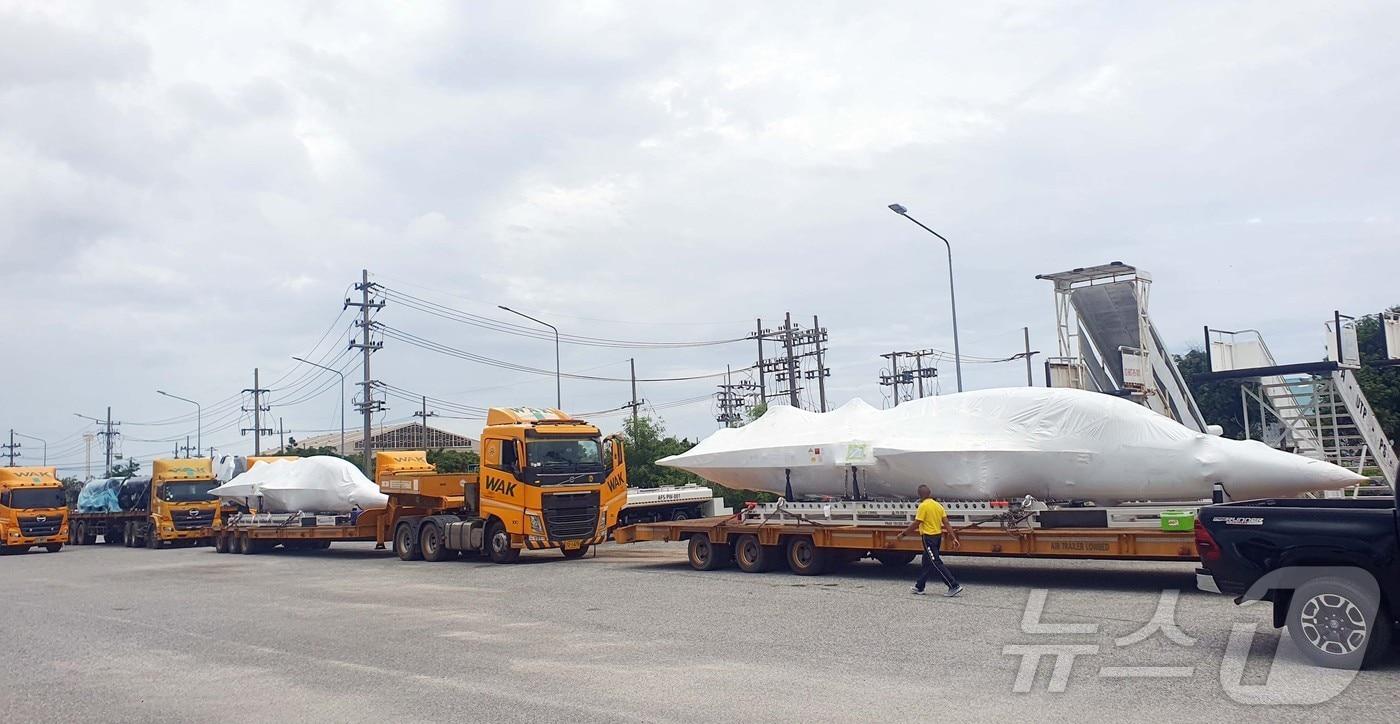 CJ대한통운이 태국에서 무진동차량을 이용해 T-50TH 전투기를 운송하고 있다.(CJ대한통운 제공)