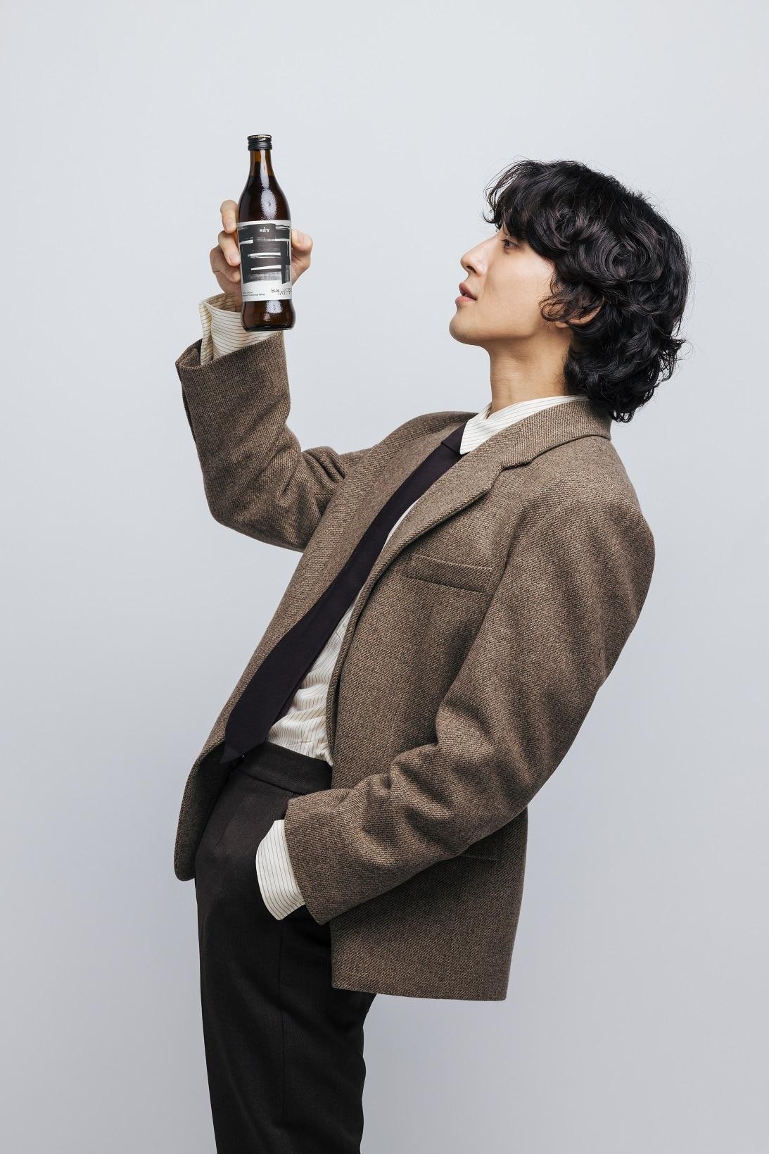 본문 이미지 - 국순당은 '백세주'의 엠배서더로 밴드 잔나비의 최정훈을 발탁했다.(국순당 제공)