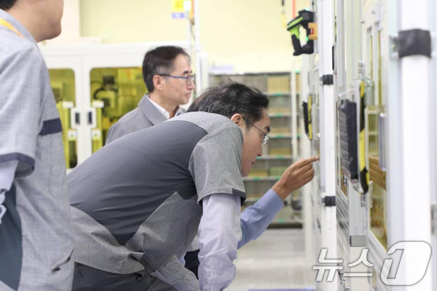 본문 이미지 - 이재용 삼성전자 회장이 지난 2024년 10월6일 필리핀 라구나주 칼람바시 삼성전기 필리핀법인(SEMPHIL)을 방문, MLCC 제품 생산현장을 점검하고 있다. (삼성전자 제공) 2024.10.7 ⓒ 뉴스1