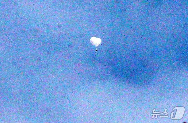 본문 이미지 - 7일 서울 세종대로 광화문광장에서 올려다 본 하늘에 북한 쓰레기 풍선이 떠다니는 모습. ⓒ News1 이승배 기자