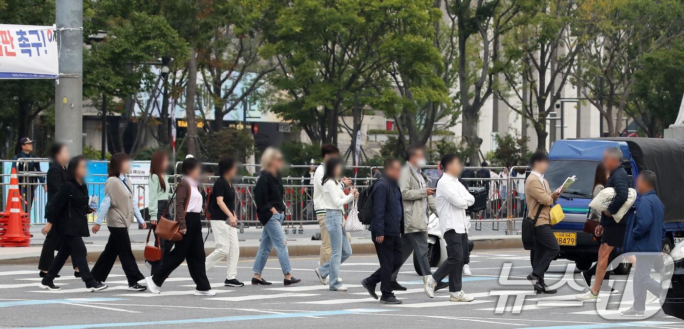 본문 이미지 - 절기상 한로(寒露)를 하루 앞둔 지난 7일 오전 서울 세종대로 광화문광장 인근에서 시민들이 발걸음을 옮기고 있다. /뉴스1 ⓒ News1 이승배 기자