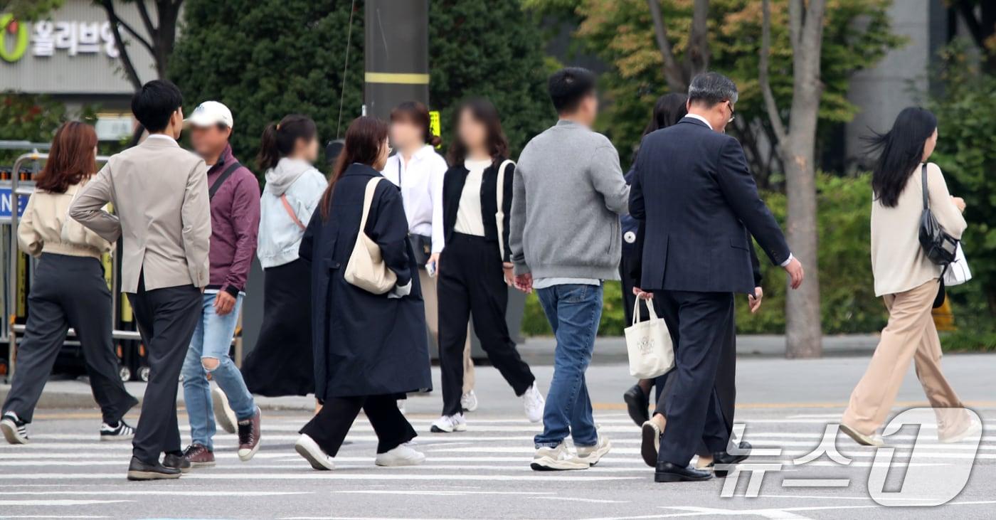 본문 이미지 - 절기상 한로(寒露)를 하루 앞둔 7일 오전 서울 세종대로 광화문광장 인근에서 시민들이 발걸음을 옮기고 있다. 2024.10.7/뉴스1 ⓒ News1 이승배 기자