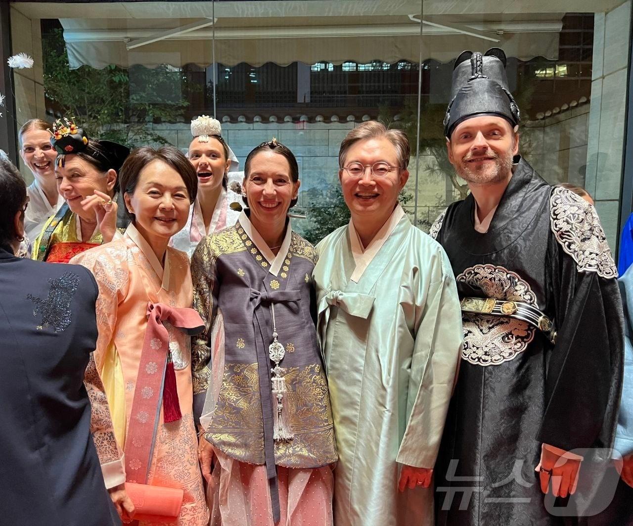 본문 이미지 - 미국 뉴욕 주유엔 한국대표부에서 열린 국경일 행사에서 '한복 패션쇼' 참가자들이 기념촬영을 하고 있다. 황준국(하늘색 한복) 주유엔 한국대사.(주유엔 한국대표부 제공)