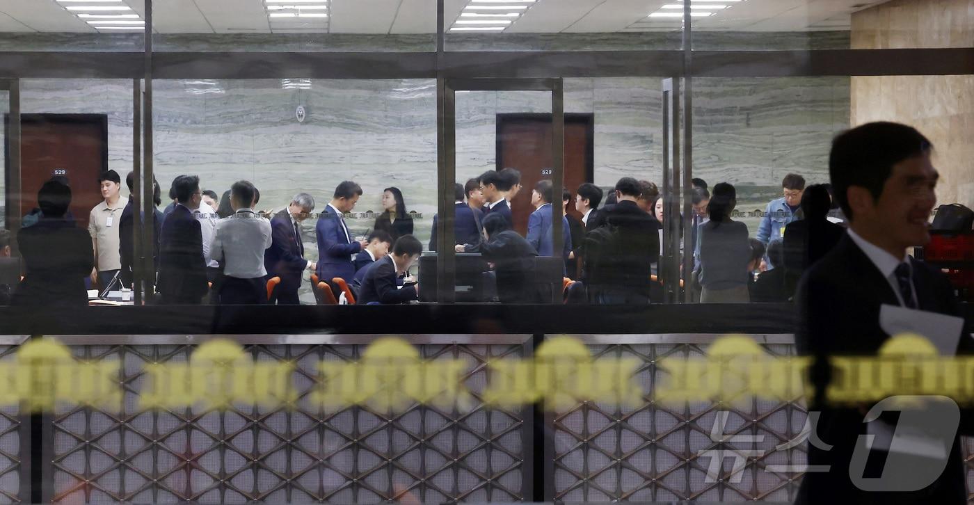 본문 이미지 - 국회 국정감사를 앞두고 서울 여의도 국회에서 피감기관 공무원들이 답변 준비로 분주한 모습을 보이고 있다. 2024.10.7 ⓒ 뉴스1 김민지 기자