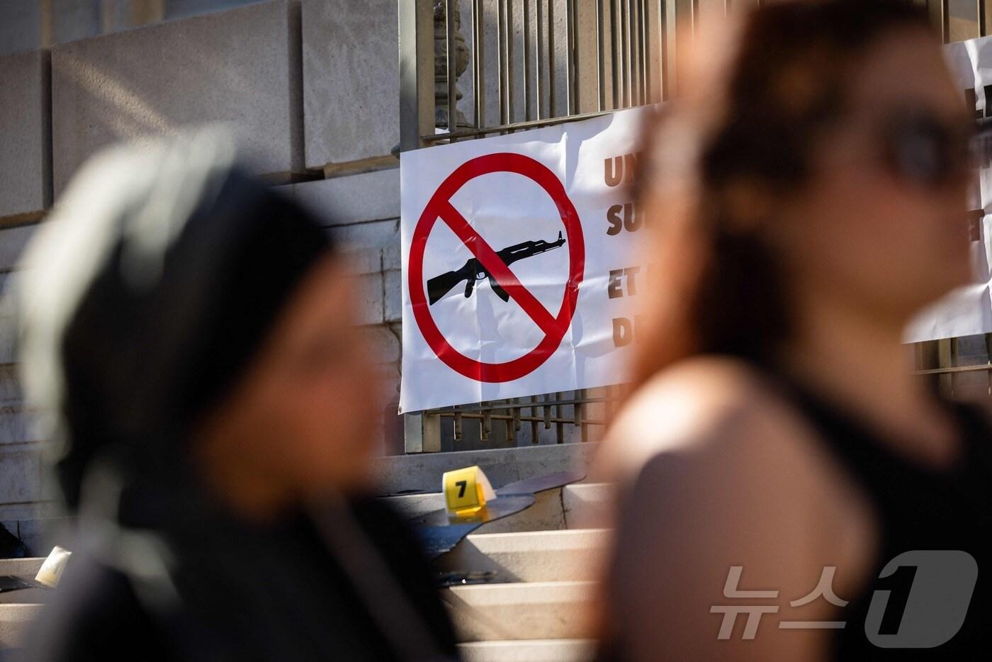 본문 이미지 -  프랑스 남동부 마르세유에서 마약 관련 폭력 및 사망 사건의 피해자를 위한 정의를 요구하는 시위가 열린  법원 청사에 공격용 소총을 금지하는 현수막이 걸려 있다. 2024.9.14 ⓒ AFP=뉴스1