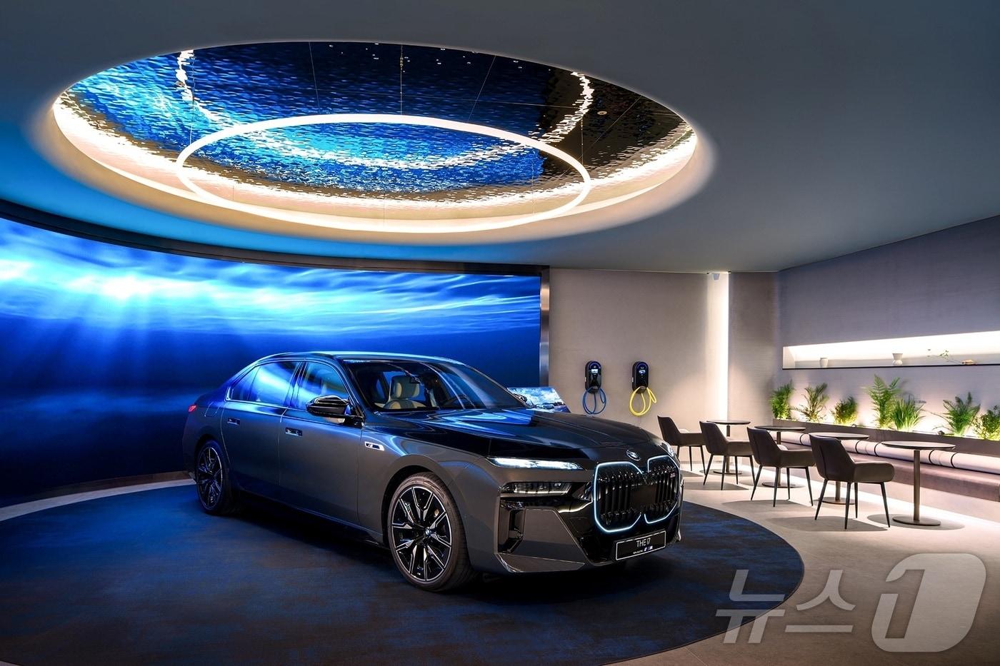 본문 이미지 - BMW 코리아는 럭셔리 클래스 고객 전용 맞춤형 주문 서비스 ‘BMW 인디비주얼’ 프로그램 선보인다고 7일 밝혔다.  