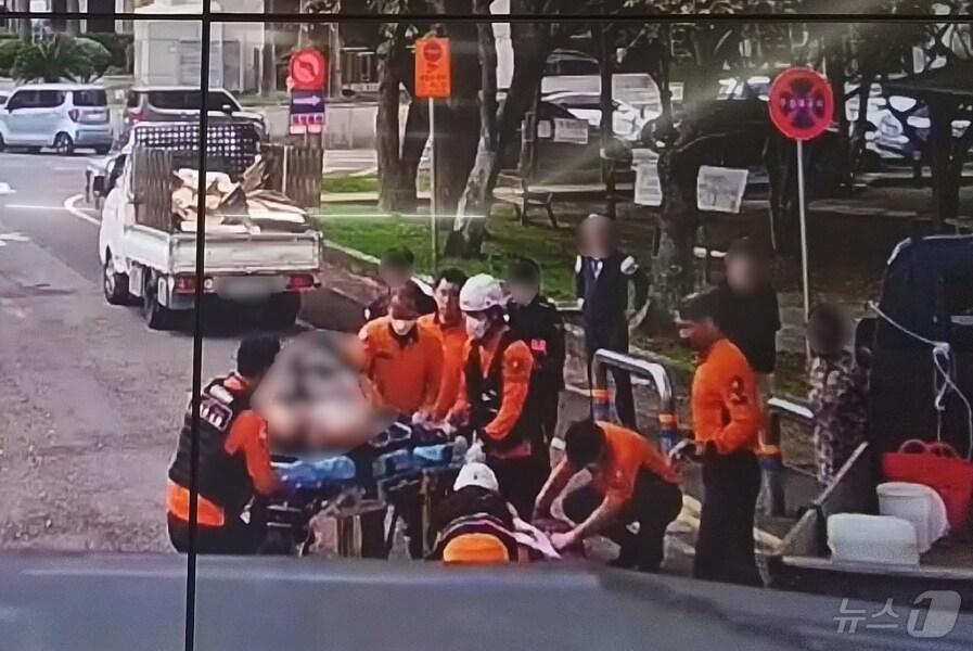 본문 이미지 - 6일 오후 12시34분쯤 제주시 연동지구대 맞은편 도로에서 1톤 트럭 단독 교통사고가 발생해 60대 남성 운전자가 구조되고 있다.(제주소방안전본부 제공)2024.10.7/뉴스1