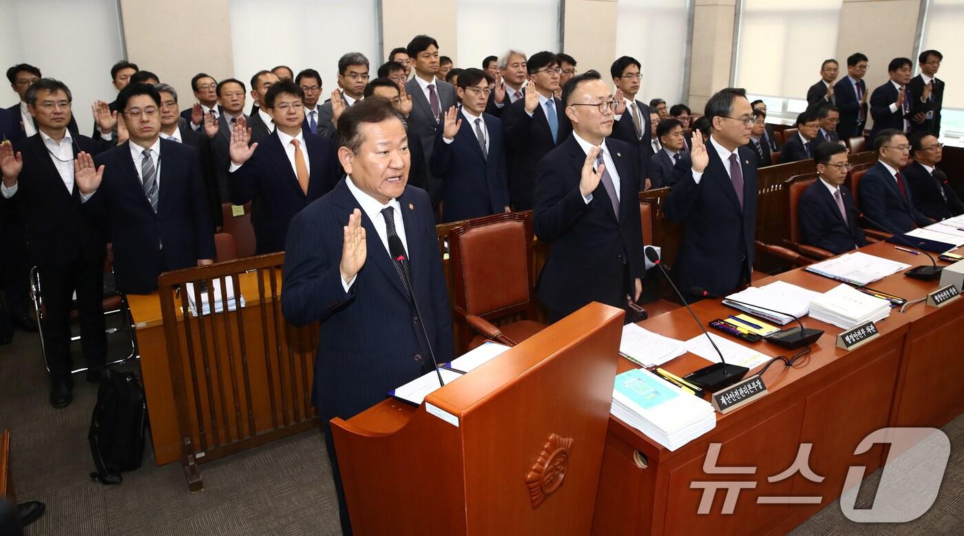 본문 이미지 - 이상민 행정안전부 장관이 7일 오전 서울 여의도 국회 행정안전위원회 전체회의장에서 열린 행정안전부 등에 대한 국정감사에서 선서하고 있다. 2024.10.7/뉴스1 ⓒ News1 이광호 기자