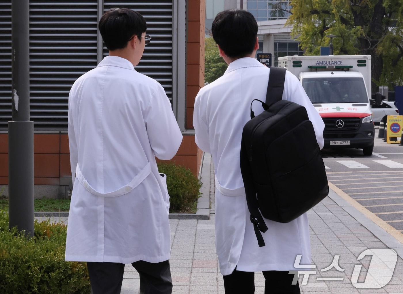 본문 이미지 -  7일 서울의 한 대학병원에서 의료진이 이동하고 있다. 2024.10.7/뉴스1 ⓒ News1 박지혜 기자