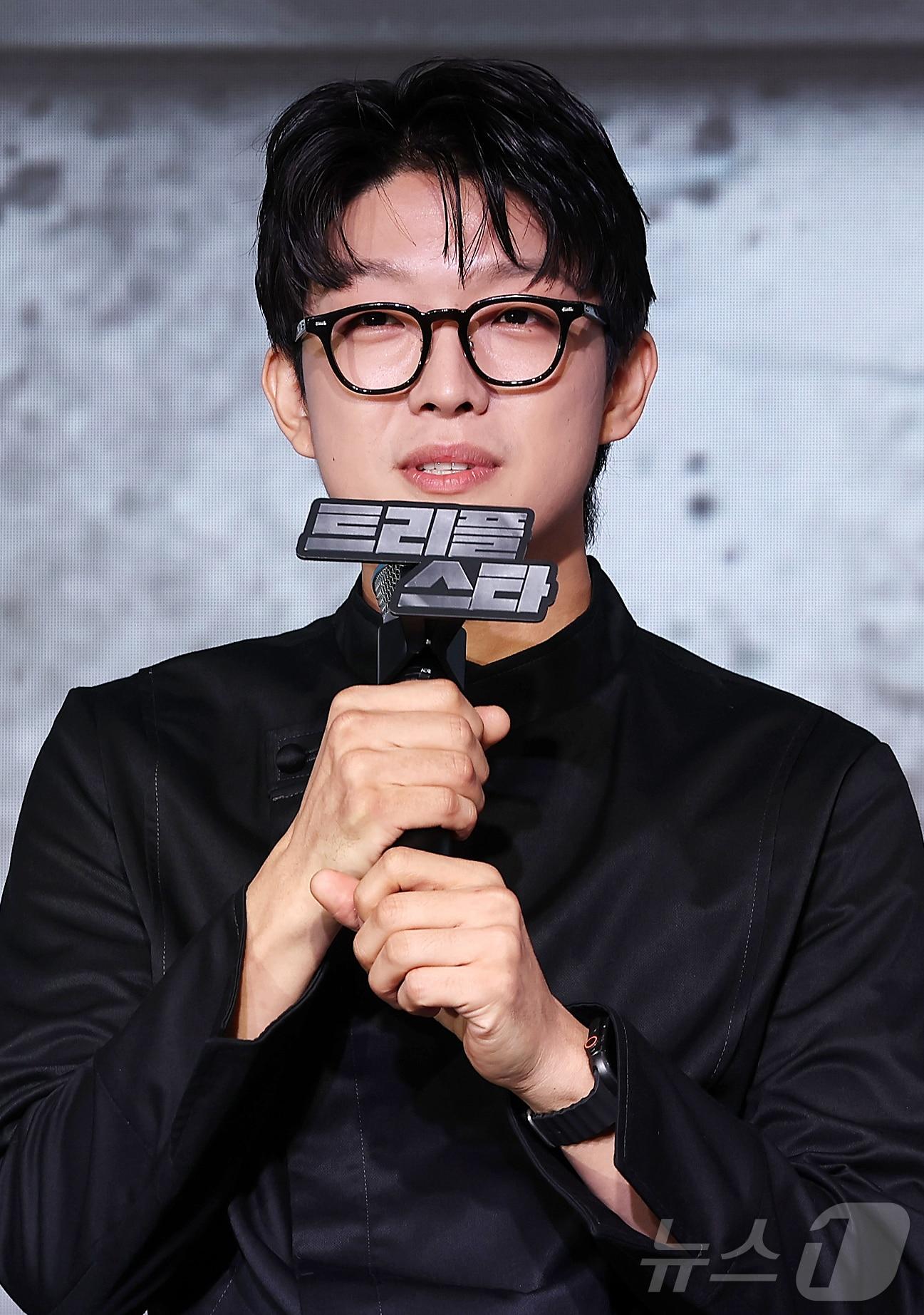 본문 이미지 - 요리사 '트리플 스타'가 7일 오전 서울 마포구 호텔 나루 서울 엠갤러리에서 열린 넷플릭스 예능 '흑백요리사: 요리 계급 전쟁' 기자간담회에서 인사말을 하고 있다. '흑백요리사: 요리 계급 전쟁'은 맛 하나는 최고라고 평가받는 재야의 고수 '흑수저' 셰프들이 대한민국 최고의 스타 셰프 '백수저'들에게 도전장을 내밀며 치열하게 맞붙는 100인의 요리 계급 전쟁이다. 2024.10.7/뉴스1 ⓒ News1 김진환 기자