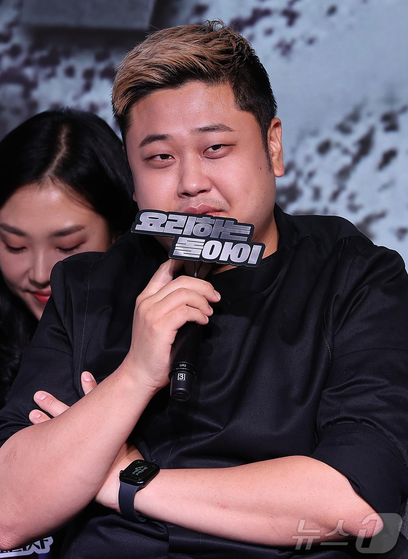 본문 이미지 - 요리사 '요리하는 돌아이'가 7일 오전 서울 마포구 호텔 나루 서울 엠갤러리에서 열린 넷플릭스 예능 '흑백요리사: 요리 계급 전쟁' 기자간담회에서 인사말을 하고 있다. '흑백요리사: 요리 계급 전쟁'은 맛 하나는 최고라고 평가받는 재야의 고수 '흑수저' 셰프들이 대한민국 최고의 스타 셰프 '백수저'들에게 도전장을 내밀며 치열하게 맞붙는 100인의 요리 계급 전쟁이다. 2024.10.7/뉴스1 ⓒ News1 김진환 기자