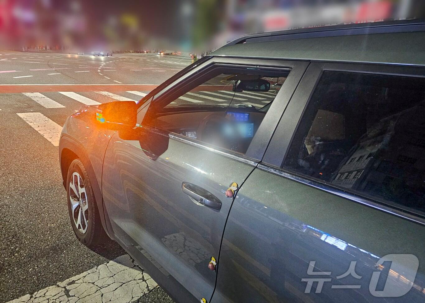 본문 이미지 -  운전석 창문이 깨진 음주운전 차량. (대전경찰청 제공)/뉴스1