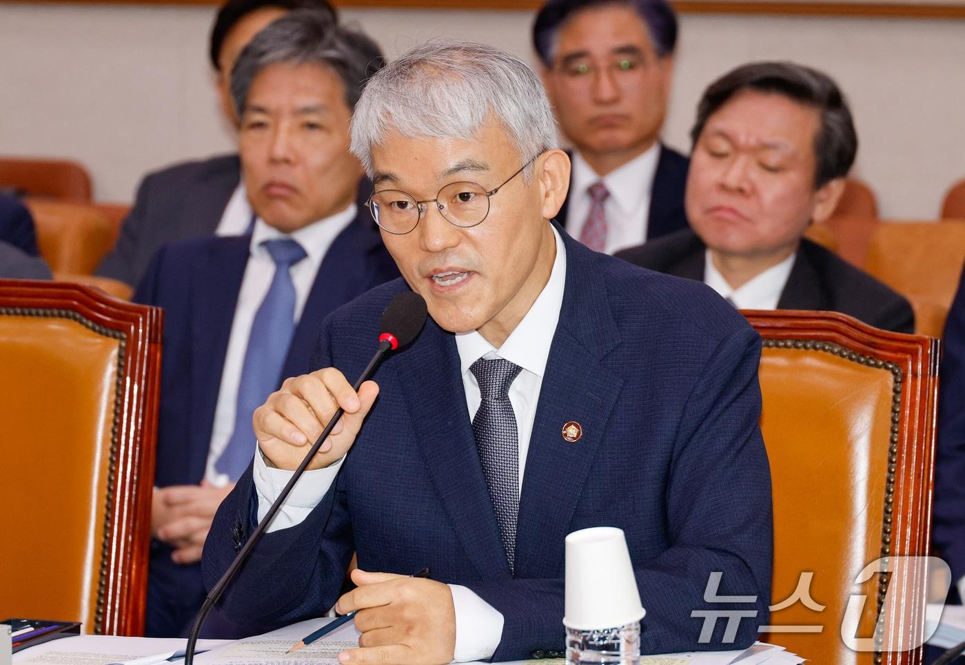 천대엽 법원행정처장이 7일 오전 서울 여의도 국회 법제사법위원회에서 열린 대법원(법원행정처)·사법연수원 등에 대한 국정감사에서 의원 질의에 답하고 있다. 2024.10.7/뉴스1 ⓒ News1 안은나 기자