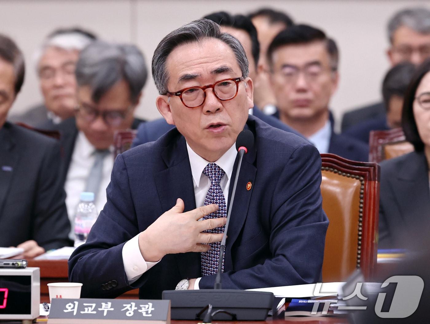 본문 이미지 - 조태열 외교부 장관이 7일 오전 서울 여의도 국회에서 열린 외교통일위원회회의 외교부 등에 대한 국정감사에 출석해 기침하고 있다. 2024.10.7/뉴스1 ⓒ News1 구윤성 기자