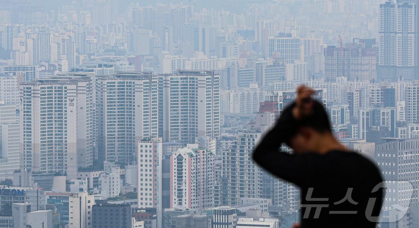 본문 이미지 - 서울 중구 남산에서 바라본 아파트단지와 주택가. 2024.10.7/뉴스1 ⓒ News1 김도우 기자