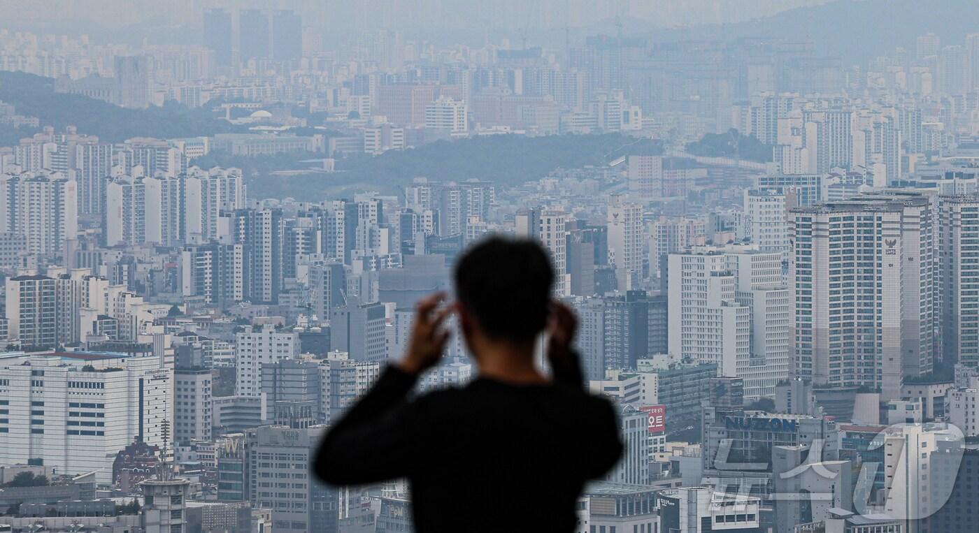 본문 이미지 - 서울 중구 남산에서 바라본 아파트단지와 주택가. 2024.10.7/뉴스1 ⓒ News1 김도우 기자