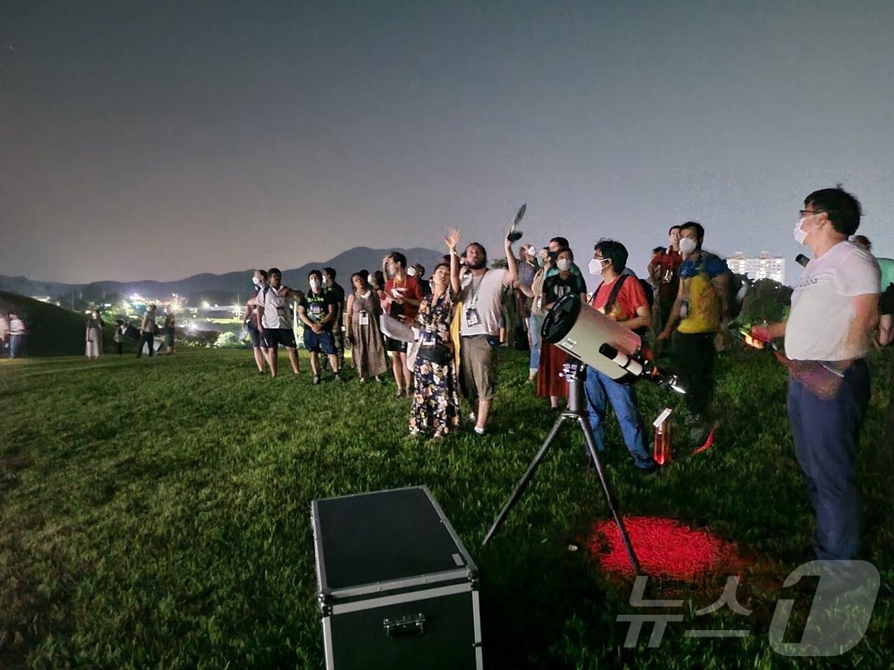 본문 이미지 - 함안 말이산 별축제 장면&#40;함안군 제공&#41;.