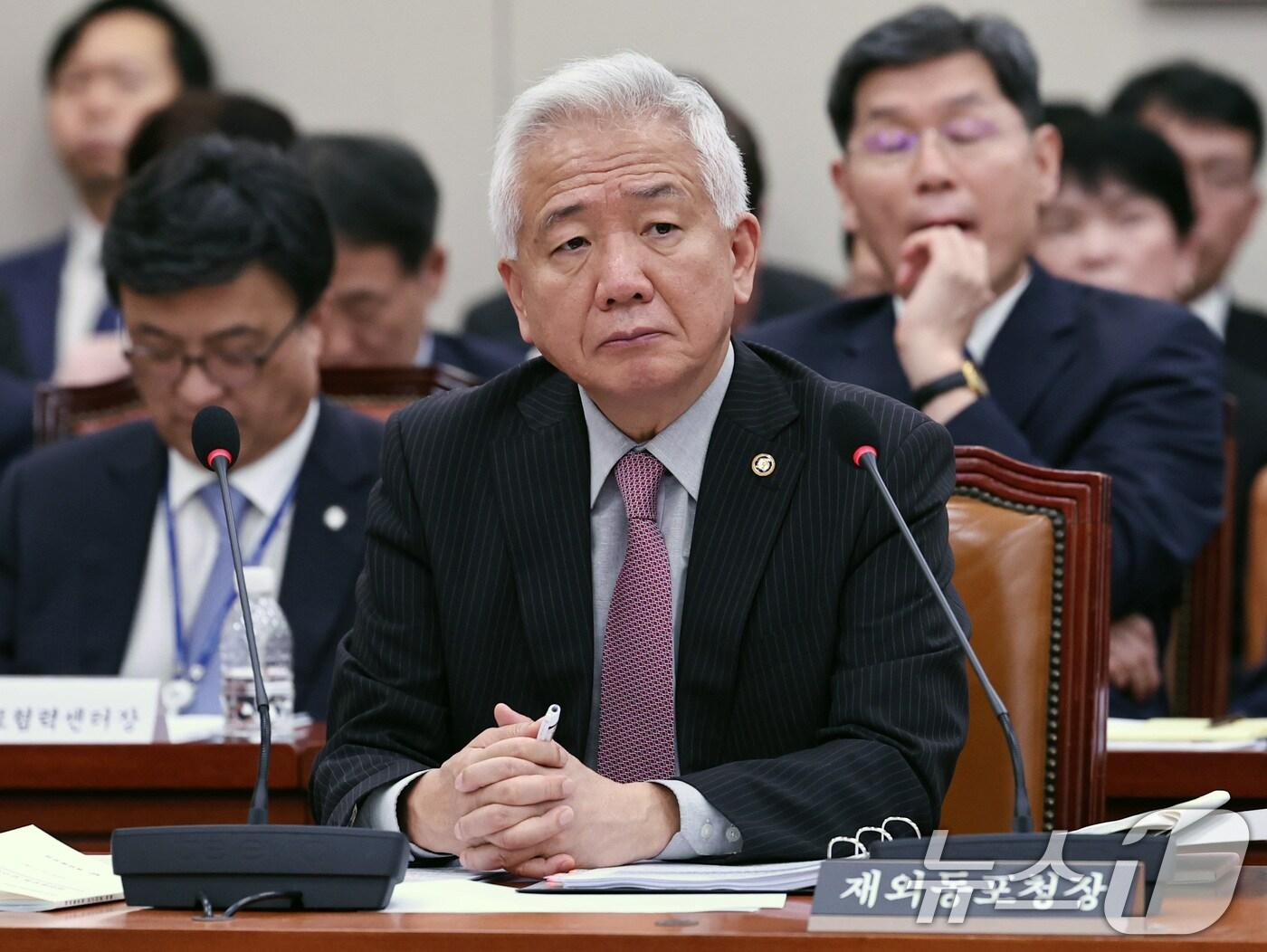 본문 이미지 - 이상덕 재외동포청장이 7일 오전 서울 여의도 국회에서 열린 외교통일위원회회의 외교부 등에 대한 국정감사에 출석해 의원 질의를 듣고 있다. 2024.10.7/뉴스1 ⓒ News1 구윤성 기자