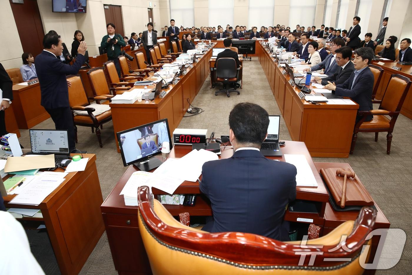 본문 이미지 - 국회 행안위 소속 국민의힘 의원들이 7일 오전 서울 여의도 국회 행정안전위원회 전체회의장에서 열린 행정안전부 등에 대한 국정감사에서 신정훈 위원장이 불출석 사유서를 제출하지 않고 국감 출석을 회피한 '대통령 관저 증축'의혹 증인인 21그램 김태영, 이승만 대표에 대한 동행명령장을 발부하려하자 항의하며 국감장을 나가고 있다. 2024.10.7/뉴스1 ⓒ News1 이광호 기자