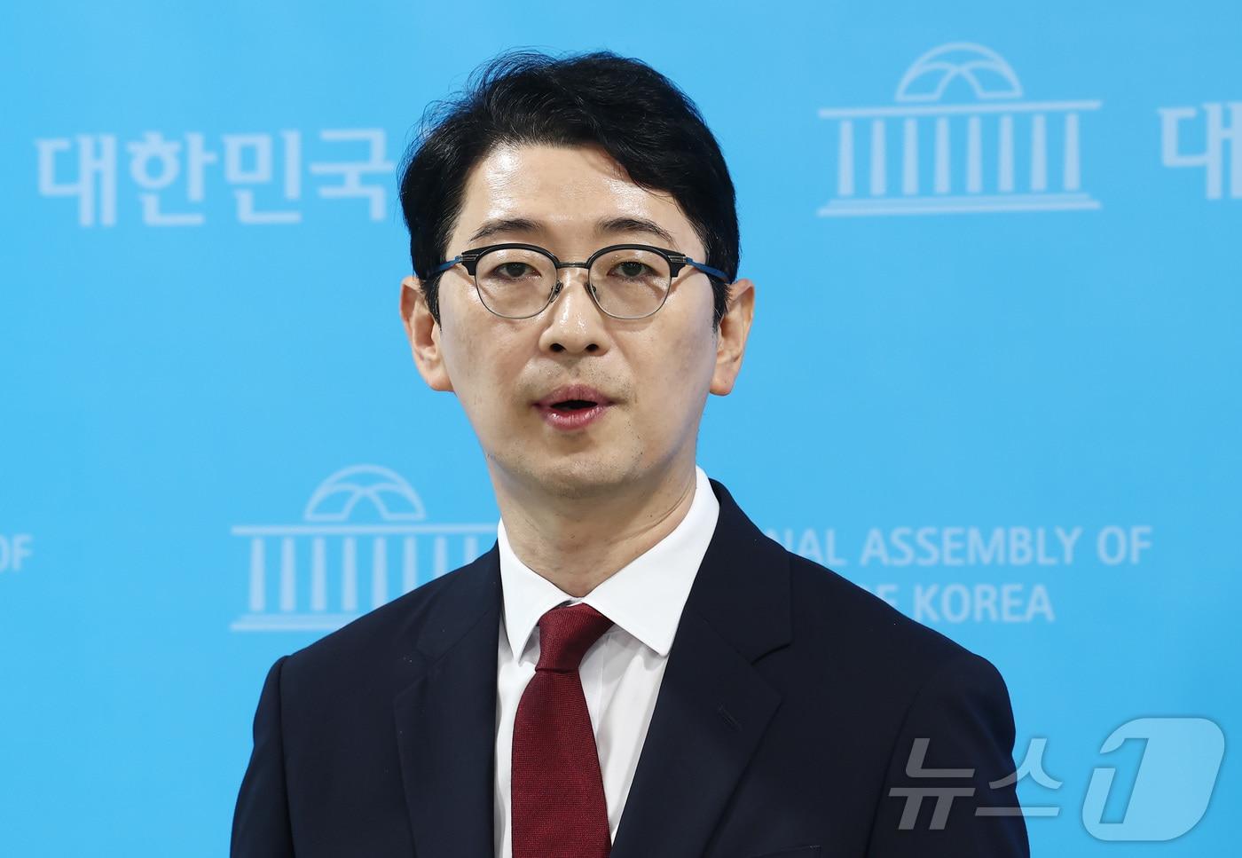 본문 이미지 - 국회 법제사법위원회 소속 국민의힘 주진우 의원이 7일 오후 서울 여의도 국회 소통관에서 이재명 더불어민주당 대표·이화영 전 경기도 평화부지사 정치자금법 위반 고발 관련 기자회견을 마치고 취재진 질의에 답변하고 있다. 2024.10.7/뉴스1 ⓒ News1 김민지 기자