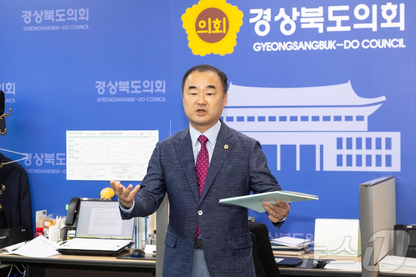 본문 이미지 - 경북도의회 박규탁 수석대변인은 7일 의회 기자실에서 "홍준표 대구시장이 경북 군위군 우보면에 TK신공항을 건설하자는 플랜B 방안 검토 지시는 대구공항 후적지 개발을 위한 특수목적법인(SPC) 설립이 불발되자 시선을 돌리고자 어거지를 쓰고 있다고 말하고 있다.