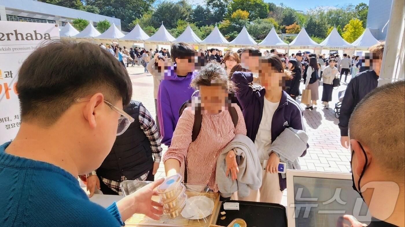 본문 이미지 - 지난해 천안시청에서 열린 빵빵데이에 참여한 시민들이 길게 줄을 서 빵을 구매하고 있다. /뉴스1ⓒNews1 이시우 기자