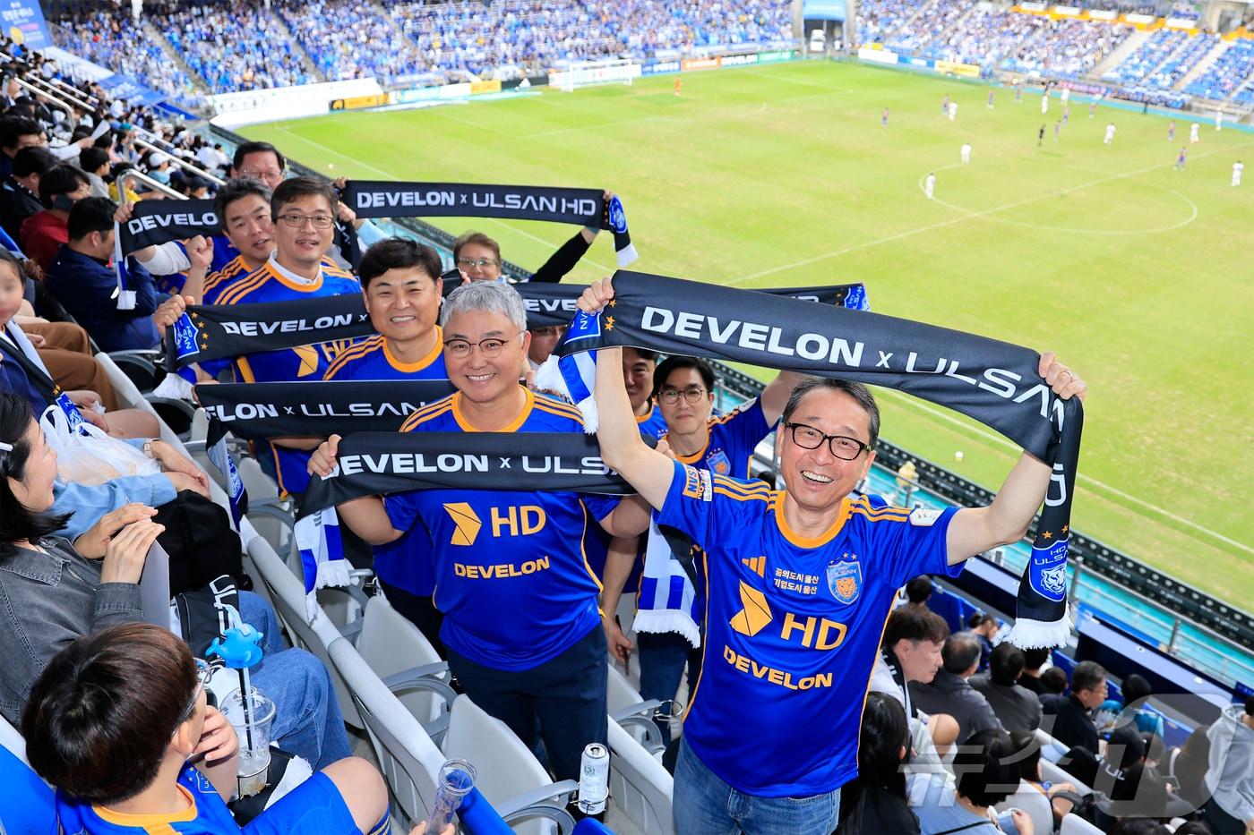 6일 울산 문수월드컵경기장에서 열린 울산 HD FC의 K리그1 정규라운드 마지막 경기에서 HD현대인프라코어 임직원들이 응원전을 펼치고 있다.(HD현대중공업제공)