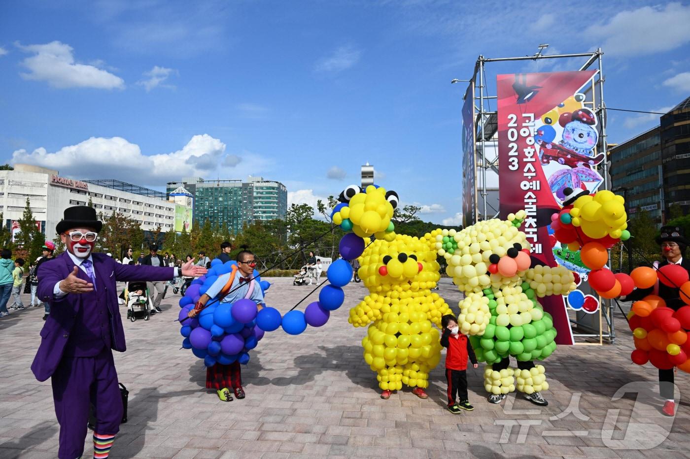 본문 이미지 - 지난해 고양호수예술축제에 참가한 왁자지껄 유랑단 공연 모습. (고양시 제공)