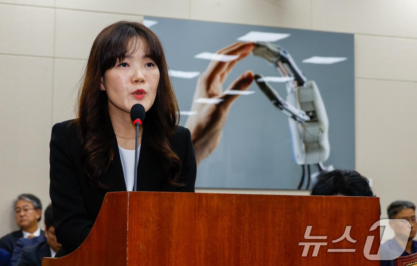본문 이미지 - 김수향 네이버 뉴스서비스 총괄전무가 7일 오후 서울 여의도 국회 과학기술정보방송통신위원회에서 열린 방송통신위원회·방송통신사무소·시청자미디어재단·한국방송광고진흥공사 국정감사에 출석해 최형두 국민의힘 간사 질의에 답하고 있다. 2024.10.7/뉴스1 ⓒ News1 안은나 기자