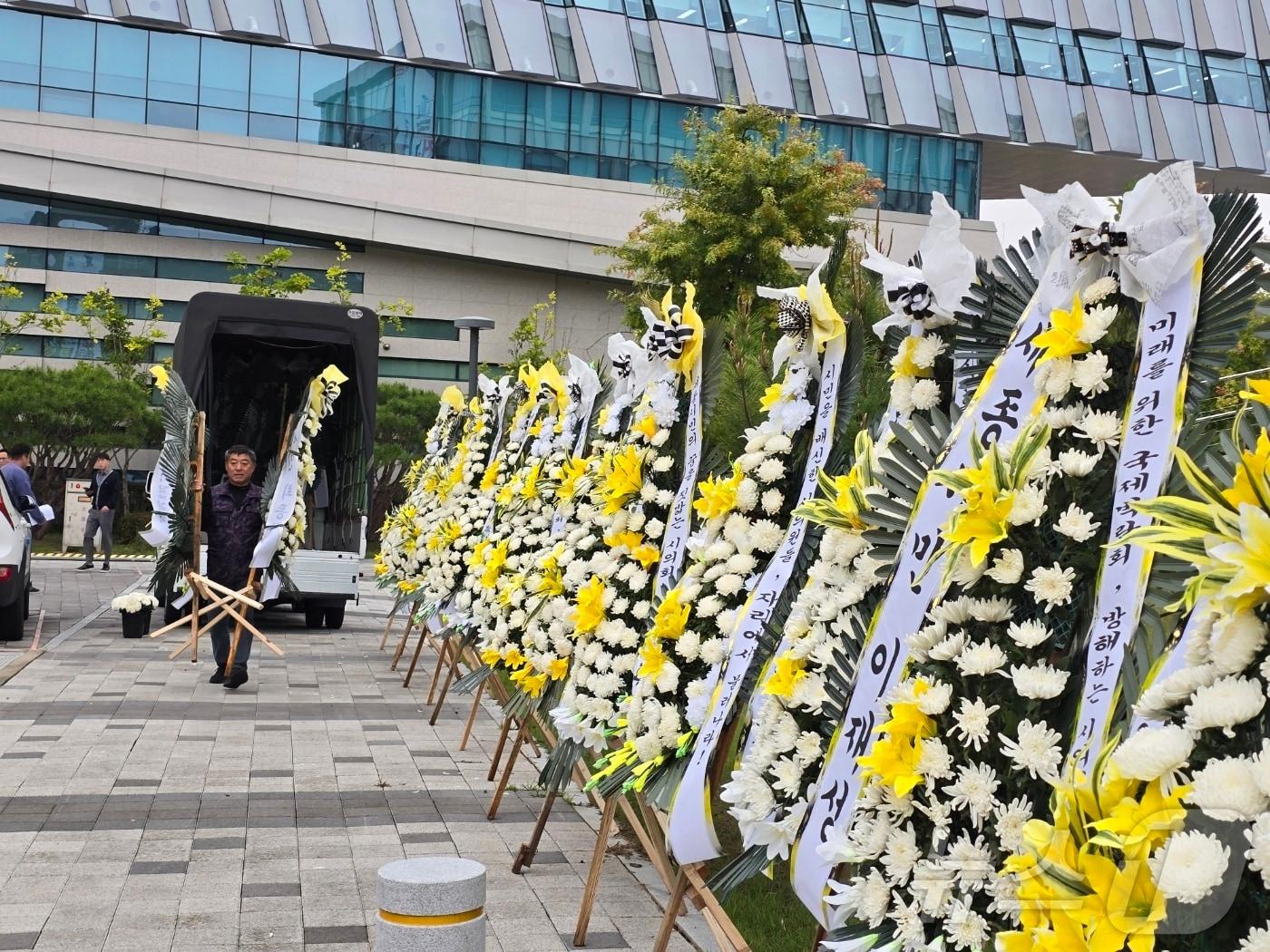 본문 이미지 - 7일 오후 세종시의회 앞에 더불어민주당 의원들을 비판하는 내용의 근조화환이 놓여 있다. ⓒ News1 장동열 기자