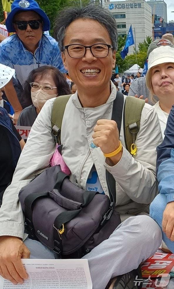 본문 이미지 - 국회 앞 집회 참여한 소리꾼 겸 교사 백금렬 씨./뉴스1
