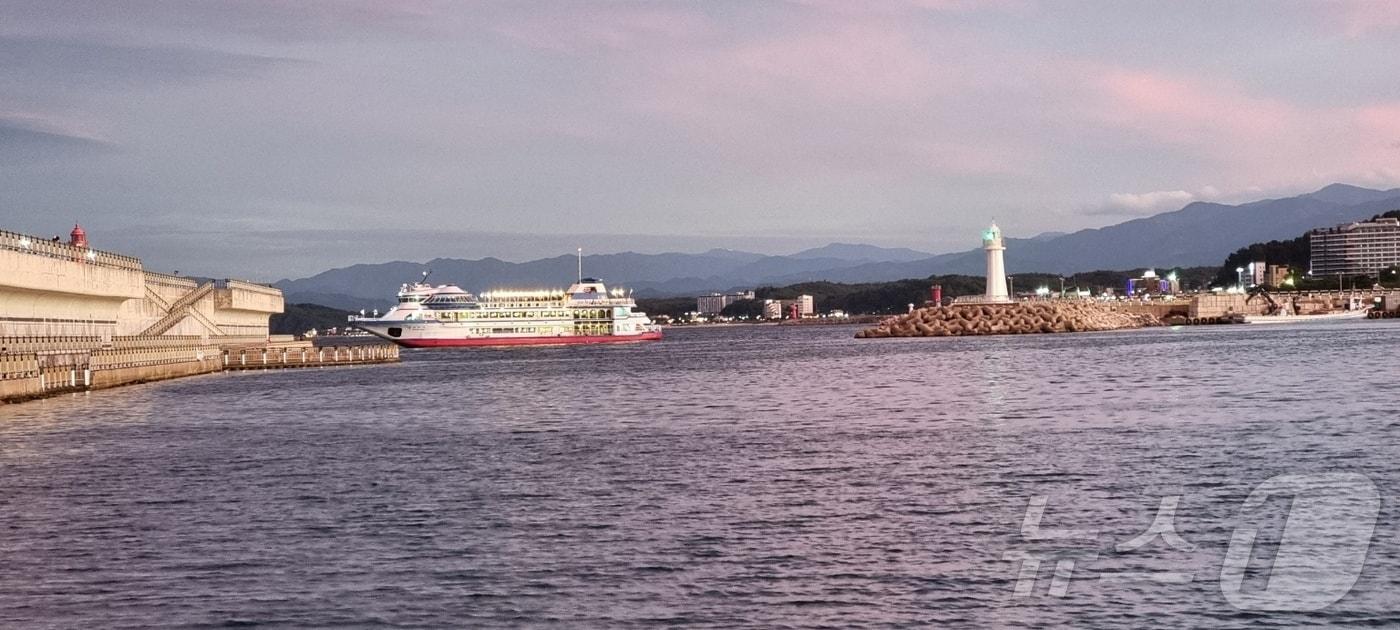 본문 이미지 - 최근 속초 대포항 입항을 시도 중인 742톤급 유람선.(선사 제공) 2024.10.7/뉴스1