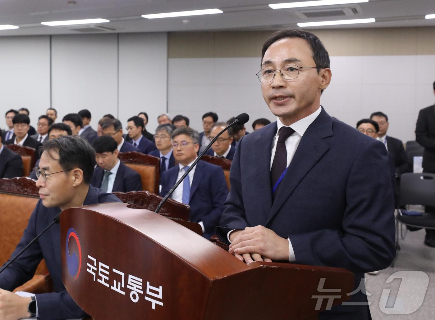 본문 이미지 - 7일 세종시 정부세종청사에서 열린 국회 국토교통위원회 국정감사에서 일반증인으로 출석한 김오진 전 국토부 차관이 대통령 관저 불법 증축 질문에 답하고 있다.2024.10.7/뉴스1 ⓒ News1 김기남 기자