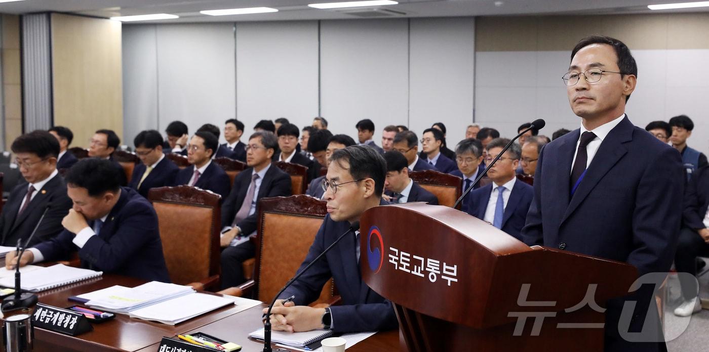 본문 이미지 - 2024년 10월 7일 세종시 정부세종청사에서 열린 국회 국토교통위원회 국정감사에서 일반증인으로 출석한 김오진 전 국토부 차관이 대통령 관저 불법 증축 질문에 답하고 있다.2024.10.7 ⓒ 뉴스1 김기남 기자