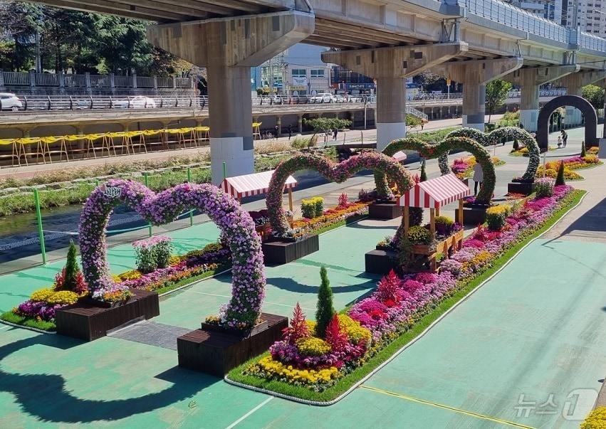 본문 이미지 - 온천천 꽃 정원.(금정구청 제공) 